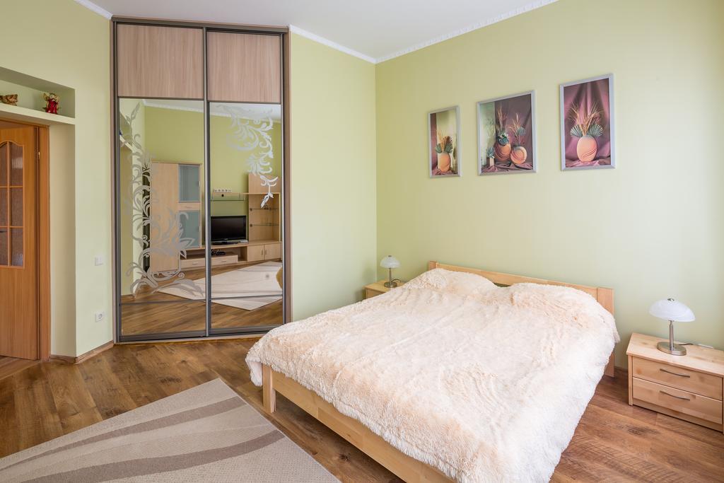 Apartamento Rynok Square 5 Зі Світлом! Leópolis Exterior foto